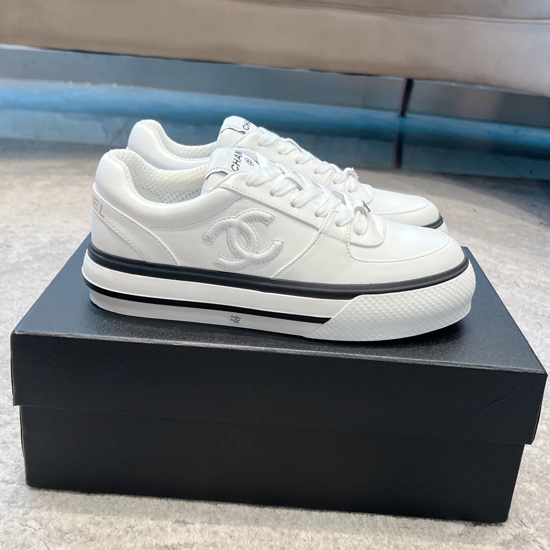 👟👟Ex-factory price 520👟👟 Chanel 23b new panda shoes C's new casual white shoes sneakers There is a reason why these shoes are so popular 🔥 They are so comfortable. They are a shoe that coexists with comfort, beauty and versatility. You can easily walk ten thousand or twenty thousand steps without any pressure. The original development last shape is delicate and stylish, and you are not afraid of wide feet. It will not make your feet fat, and it looks good and comfortable on your feet! It feels very light on the feet! Comfortable and breathable! Super whitening‼ ️It’s really a perfect match. Upper: first-layer cowhide/➕sheepskin lining. Exclusive 1:1 original customization [different from market currency‼ ️】The foot pads are made of imported mixed sheepskin, which is breathable and comfortable! ✔ T👟👟Ex-factory price U outsole exclusive original development private model! Differentiating the market rubber outsole‼ ️✔ Size: 35-39 (40 orders cannot be returned or exchanged)
